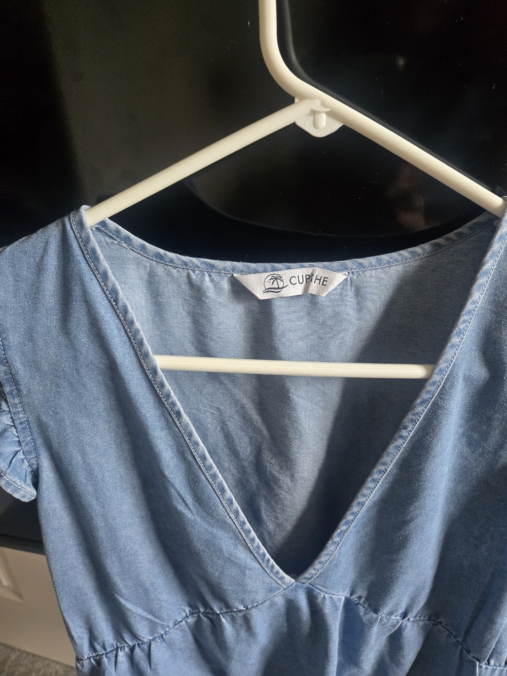 Cupshe Light Blue Denim V-Neck Casual Dress with Flutter Sleeves - Picture 4 of 6